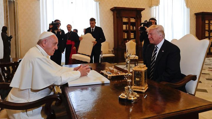 Cũng trong tháng 5, Tổng thống Mỹ Donald Trump đã có cuộc gặp gỡ và trò chuyện với Giáo hoàng Francis tại Vatican. Ông Trump còn mang theo những cuốn sách của nhà hoạt động Martin Luther King Jr. để tặng Đức Giáo hoàng. Ảnh: Getty.