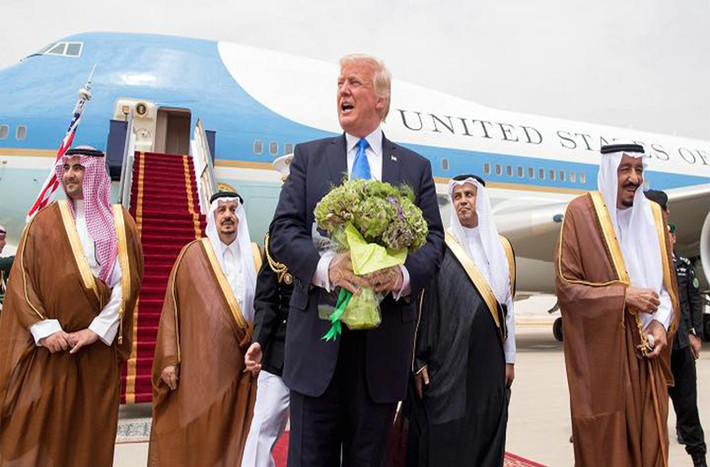 Quốc vương Ả-rập Xê-út Salman bin Abdulaziz Al Saud đích thân đã ra tận sân bay để tiếp đón nhà lãnh đạo Mỹ. Ảnh: Getty Images.