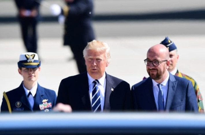 Trong chuyến thăm Bỉ, Tổng thống Mỹ Donald Trump đã tham dự Hội nghị thượng đỉnh NATO trong ngày 25/5. Ảnh: Tổng thống Mỹ Donald Trump (giữa) và Thủ tướng Bỉ Michel tại căn cứ Không quân Melsbroek tại Steenokkerzeel. Ảnh: Reuters.