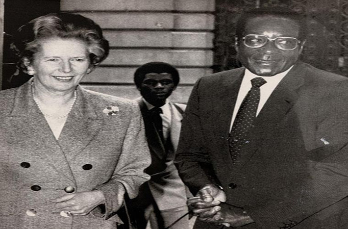Tổng thống Mugabe đứng cạnh nữ Thủ tướng Anh Margaret Thatcher năm 1988. Ảnh: Daily Mail.