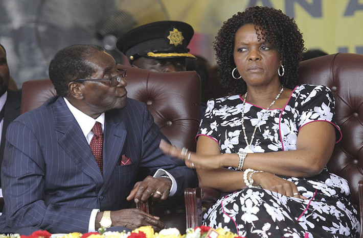 Tổng thống Robert Mugabe và phu nhân Grace trong bữa tiệc sinh nhật của nhà lãnh đạo Zimbabwe tại Masvingo trong năm 2016. Ảnh: AP.