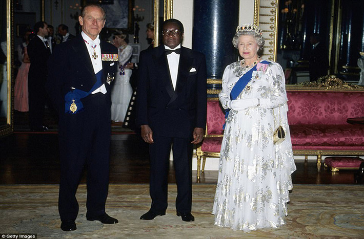 Ông Robert Mugabe gặp Nữ hoàng Anh Elizabeth II và Hoàng thân Philip tại Cung điện Backingham trong chuyến thăm nước Anh hồi tháng 5/1994. Ảnh: Getty Images.