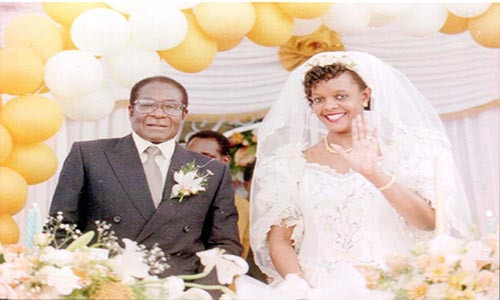 Sau khi bà Sally qua đời vào năm 1992, ông Mugabe đã tái hôn với bà Grace Mugabe, người còn được biết đến với biệt danh “Gucci Grace” vì lối sống xa hoa của mình. Ảnh: Daily Mail.