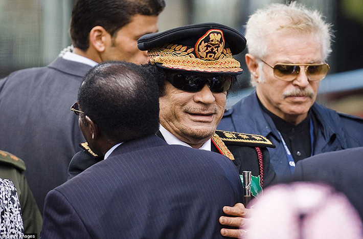 Tổng thống Mugabe ôm nhà lãnh đạo Libya Muammar Gaddafi trong buổi lễ nhậm chức của Tổng thống Nam Phi Zacob Zuma tại Pretoria ngày 9/5/2009. Ảnh: Getty Images.