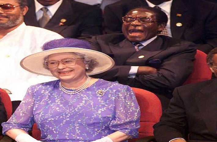 Trên cương vị Tổng thống, ông Mugabe đã có cơ hội gặp gỡ và tiếp xúc với nhiều nhà lãnh đạo thế giới. Ảnh: Tổng thống Zimbabwe Mugabe ngồi phía sau Nữ hoàng Elizabeth II trong năm 2008. Ảnh: PA.