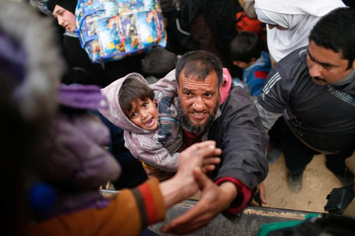 Người dân Iraq đi sơ tán ở Tây Mosul hôm 8/3. Ảnh: Reuters.