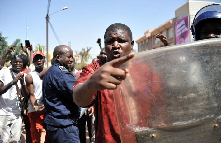 Đụng độ giữa cảnh sát và người biểu tình ở Ouagadougou, thủ đô của Burkina Faso, ngày 21/10/2017. Ảnh: Sputnik.
