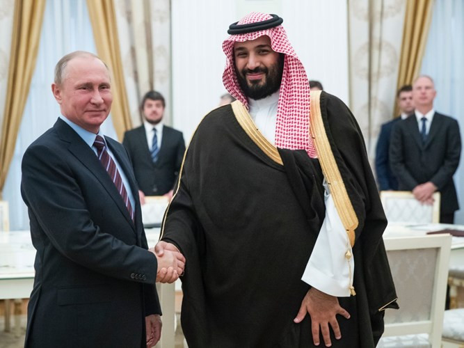 Thái tử Mohammed bin Salman bắt tay Tổng thống Nga Putin tại Điện Kremlin, thủ đô Moscow, ngày 30/5/2017. Ảnh: BI.