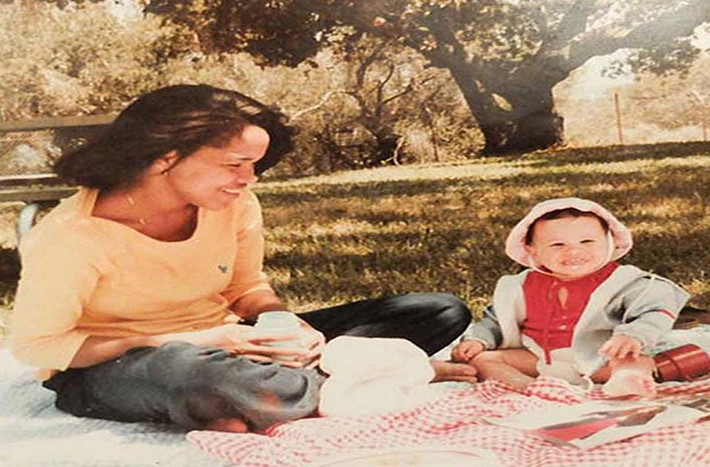 Meghan tỏ vẻ thích thú khi được mẹ đưa đi chơi ở Rwanda. Ảnh: The Sun.