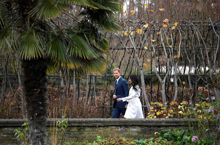 Hoàng tử Harry hẹn hò cùng nữ diễn viên Markle từ tháng 7/2016 nhưng mãi đến tháng 9/2017 họ mới chính thức công khai. Ảnh: Reuters.