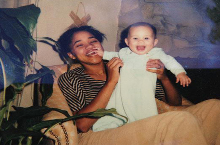 Meghan Markle hồi nhỏ bên cạnh mẹ, bà Doria Radlan, một người Mỹ gốc Phi. Ảnh: The Sun.