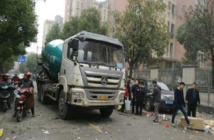 Được biết, vụ nổ mạnh đến nỗi cửa sổ nhà dân ở cách khu vực xảy ra vụ nổ 1 km cũng bị vỡ. Ảnh: Twitter.