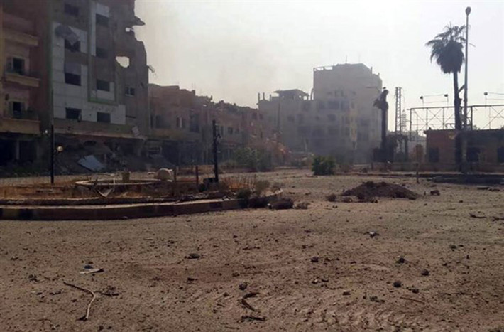 Cảnh tượng vắng vẻ tại một quảng trường ở Deir Ezzor sau giải phóng. Ảnh: FNA.