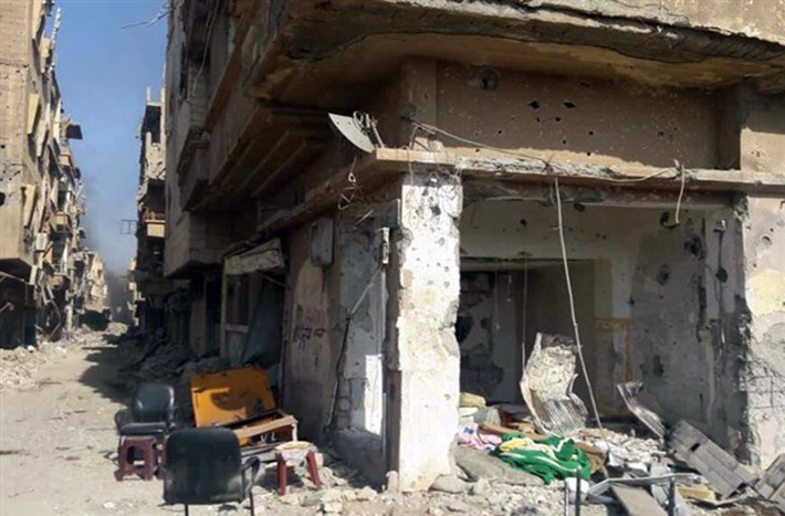 Những đống đổ nát bên ngoài một ngôi nhà ở Deir Ezzor. Ảnh: FNA.