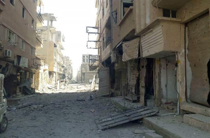 Đến tháng 11/2017, sau khi quân đội Syria phá vỡ vòng vây xung quanh Deir Ezzor và bắt đầu chiến dịch giải phóng thành phố, dân số ở Deir Ezzor giảm xuống còn 90 nghìn người. Ảnh: FNA.