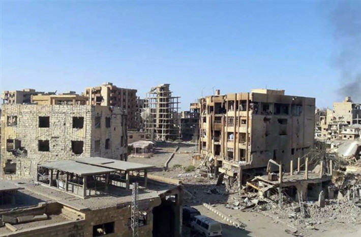 Bên trong thành phố Deir Ezzor sau giải phóng, người ta có thể dễ dàng bắt gặp những ngôi nhà đổ nát và cảnh tượng vắng vẻ bởi đa số cư dân địa phương đã kéo nhau sơ tán khỏi đây khi các cuộc giao tranh xảy ra. Ảnh: FNA.