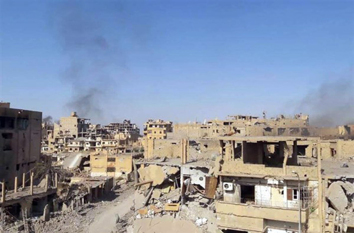 Ngày 3/11, quân đội Syria đã giành lại quyền kiểm soát hoàn toàn thành phố chiến lược Deir Ezzor. Tuy nhiên, thành phố lớn nhất miền đông Syria này đã bị tàn phá nặng nề sau hơn 3 năm bị phiến quân IS vây hãm. Ảnh: FNA.