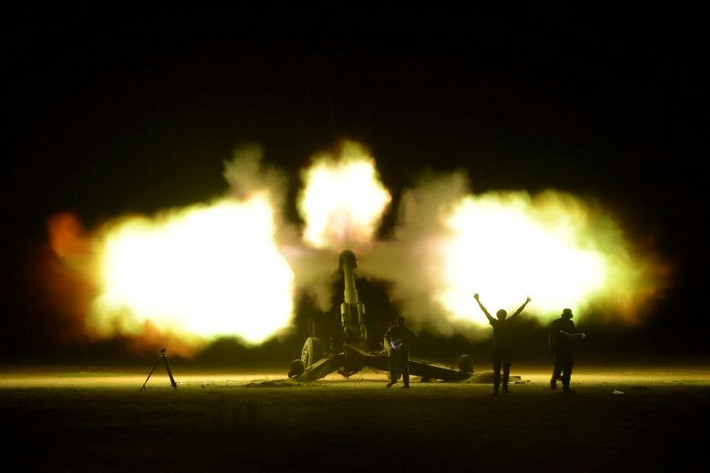 Lực lượng Huy động Nhân dân Iraq (PMF) tấn công các căn cứ của IS trong trận đánh ở Al-Hatra ngày 25/4. Ảnh: Reuters.