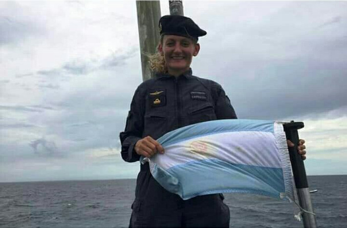 Nữ thủy thủ Elinana tốt nghiệp trường lặn và tàu ngầm ở Argentina vào năm 2012, trở thành một trong 3.000 phụ nữ Argentina phục vụ trong Hải quân nước này và chỉ có 7 người là thủy thủ tàu ngầm. Ảnh: Twitter.