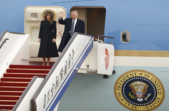 Chiều 8/11, chuyên cơ Không lực Một chở Tổng thống Mỹ Donald Trump và Đệ nhất phu nhân Melania đã hạ cánh xuống sân bay ở thủ đô Bắc Kinh, Trung Quốc. Đây là chặng dừng chân thứ ba sau Nhật Bản và Hàn Quốc trong khuôn khổ chuyến công du dài ngày của Tổng thống Trump tới Châu Á, trong đó có Việt Nam. Ảnh: AP.