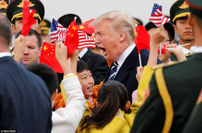Rất đông em nhỏ vây quanh nhà lãnh đạo Mỹ tại sân bay Bắc Kinh chiều 8/11. Ảnh: Reuters.
