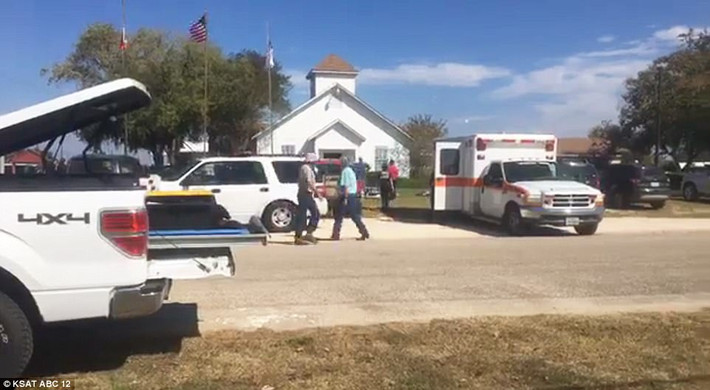 Theo Daily Mail đưa tin, vụ xả súng ở Mỹ xảy ra tại nhà thờ First Baptist ở khu vực Sutherland Springs, bang Texas, vào khoảng 11h30 sáng ngày 5/11 (giờ địa phương). Ảnh: Daily Mail.