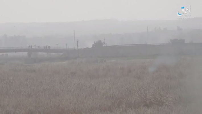Trước đó, ngày 8/11, Quân đội Syria và lực lượng đồng minh thông báo giành lại quyền kiểm soát toàn bộ thành phố chiến lược Albu Kamal, nơi được coi là thành trì lớn cuối cùng của phiến quân IS tại Syria. Ảnh: SF.