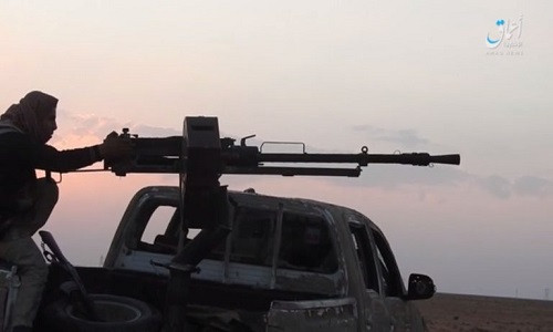 Ngoài ra, chúng còn phá hủy hai xe tăng và hai xe quân sự của lực lượng chính phủ Damascus ở phía đông và tây của thành phố Albu Kamal. Ảnh: SF.
