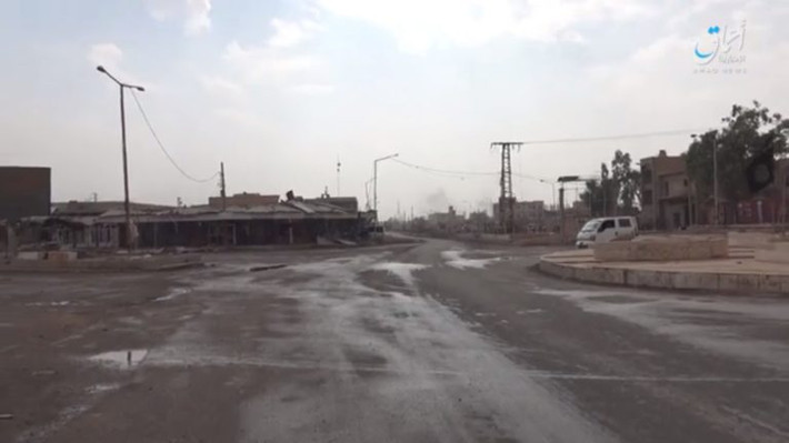 “Lực lượng chính phủ Syria và đồng minh đã tấn công các căn cứ của khủng bố IS ở Albu Kamal, gây tổn thất nặng cho tuyến phòng thủ của chúng xung quanh thành phố”, nguồn tin cho hay. Ảnh: SF.