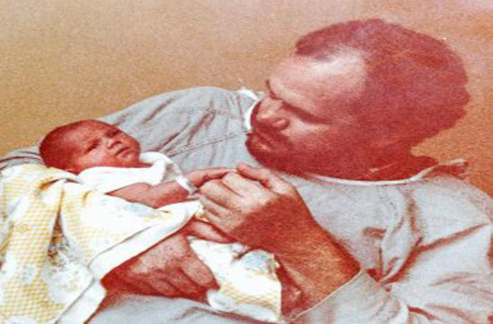 Nữ diễn viên Rachel Meghan Markle sinh ngày 4/8/1981 tại thành phố Los Angeles, California, Mỹ. Ảnh chụp ông Thomas Markle đang bế cô con gái nhỏ Meghan mới chào đời. Ảnh: The Sun.