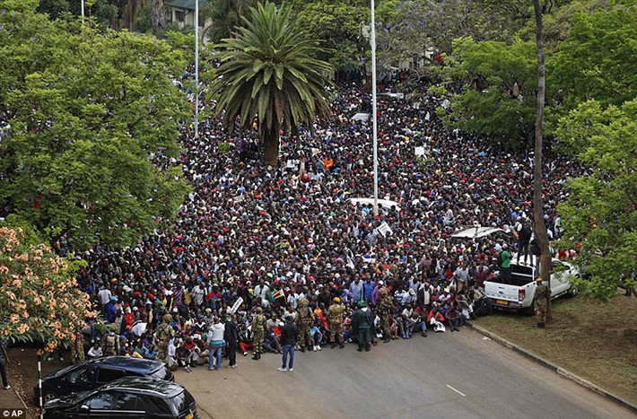 Theo báo Daily Mail, đông đảo người dân Zimbabwe đã đổ ra đường phố thủ đô Harare để ăn mừng việc Tổng thống Robert Mugabe bị loại khỏi vị trí lãnh đạo Đảng cầm quyền ZANU-PF hôm 19/11. Ảnh: AP.