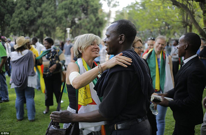 Mặc dù bị loại khỏi vị trí lãnh đạo Đảng cầm quyền ZANU-PF nhưng ông Robert Mugabe vẫn còn là Tổng thống Zimbabwe. Trưa 20/11 (giờ địa phương) là hạn chót mà Đảng cầm quyền ZANU-PF đưa ra đối với ông Robert Mugabe để từ chức tổng thống. Ảnh: EPA.