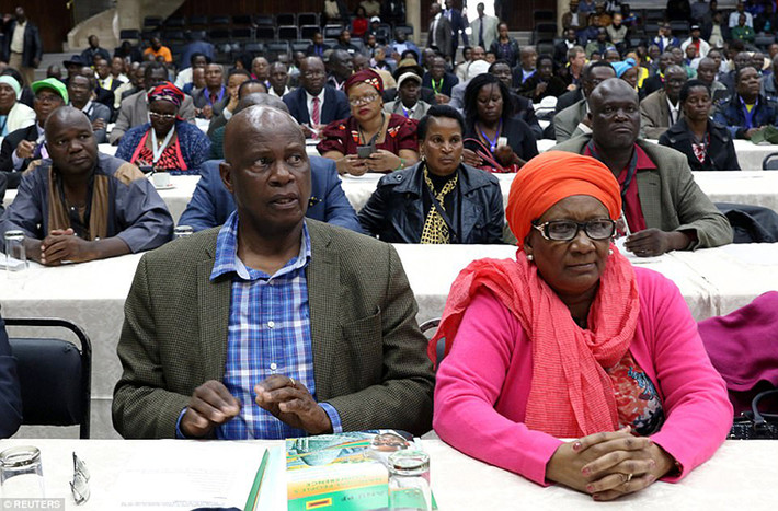 Các đại biểu tham dự cuộc họp nhằm khai trừ ông Mugabe khỏi Đảng ZANU-PF ngày 19/11. Ảnh: Reuters.