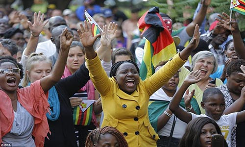 Hàng nghìn người dân Zimbabwe đã tham gia cuộc tuần hành hòa bình diễn ra một giờ sau khi ông Robert Mugabe bị khai trừ đảng. Ảnh: EPA.