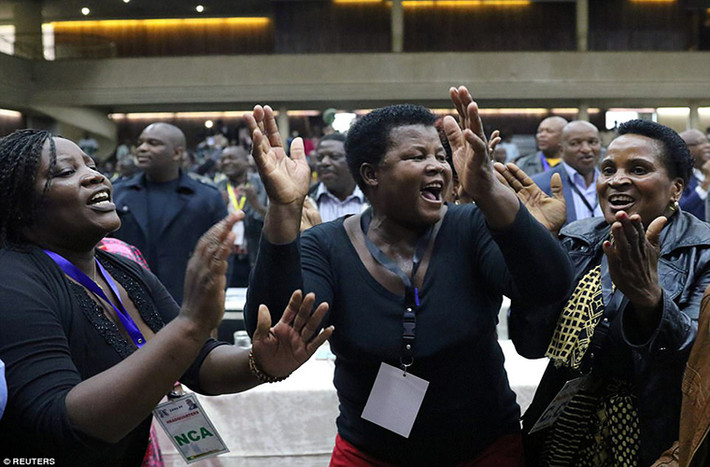 Những đại biểu ăn mừng sau khi Tổng thống Mugabe bị truất quyền lãnh đạo ZANU-PF. Ảnh: Reuters.