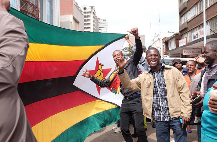 Hôm 18/11, hàng trăm nghìn người dân đã đổ ra đường phố Harare để thể hiện sự ủng hộ đối với Quân đội Zimbabwe, đồng thời yêu cầu chấm dứt “Triều đại Robert Mugabe”. Ảnh: Daily Mail.