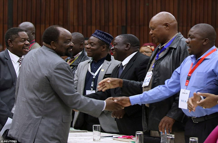 Trước đó, ngày 19/11, Đảng cầm quyền ZANU-PF đã quyết định phế truất ông Mugabe khỏi vị trí lãnh đạo đảng, đồng thời đưa ông Emmerson Mnangagwa, Phó Tổng thống bị sa thải hôm 6/11, lên nắm quyền. Ảnh: Reuters.