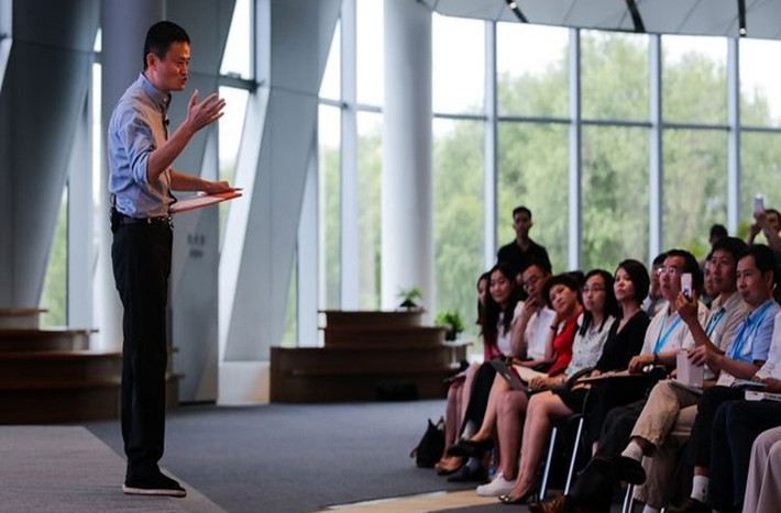 Trong quá trình phát triển Alibaba, Jack Ma và các cộng sự cũng mắc phải những sai lầm. Cuối năm 2002, tỷ phú Jack Ma cho biết công ty của ông chỉ thu được 1 USD lợi nhuận. Entrepreneur
