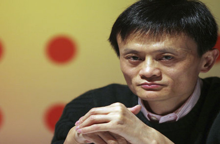 Jack Ma bắt đầu học Tiếng Anh từ năm 12 tuổi. Trong suốt 8 năm, mỗi buổi sáng, ông thường đạp xe 40 phút tới một khách sạn ở Hàng Châu để làm hướng dẫn viên tình nguyện cho những du khách nước ngoài để trau dồi khả năng ngoại ngữ. Ảnh: Imgur.