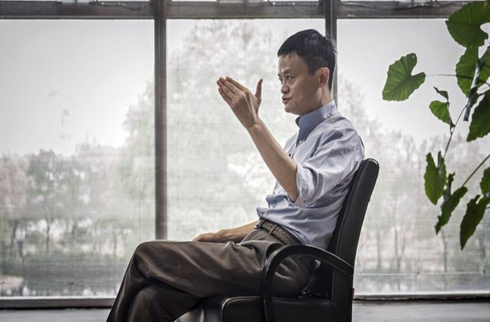 Năm 2013, Jack Ma từ chức Giám đốc điều hành Alibaba. “Tôi đã 48 tuổi và không còn trẻ để điều hành một công ty phát triển nhanh như thế này”, Jack Ma chia sẻ. Entrepreneur