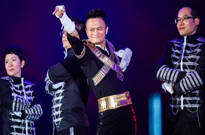 Jack Ma rất thích biểu diễn trên sân khấu. Tại bữa tiệc kỷ niệm của Alibaba năm 2017, Jack Ma đã “hóa thân” thành Michael Jackson và “cháy” hết mình trên sân khấu. Entrepreneur