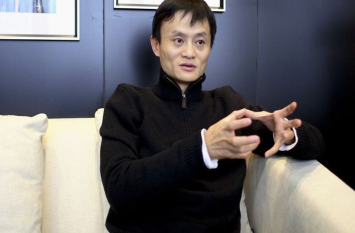 Trong lần tới Mỹ để thu nợ hộ bạn, Jack Ma đã bị con nợ nhốt trong nhà và dùng súng đe dọa. Vài ngày sau, người này đưa Jack Ma tới Las Vegas. Tại đây, Jack Ma kiếm được khoảng 600 USD khi chơi trên máy đánh bạc và mua vé máy bay rời khỏi đây tới Seattle. Entrepreneur