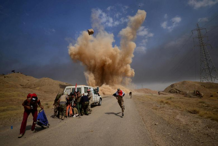 Khói bụi mù mịt trong một vụ đánh bom ở ngoại ô Hawija, Iraq, ngày 30/9. Ảnh: Reuters.