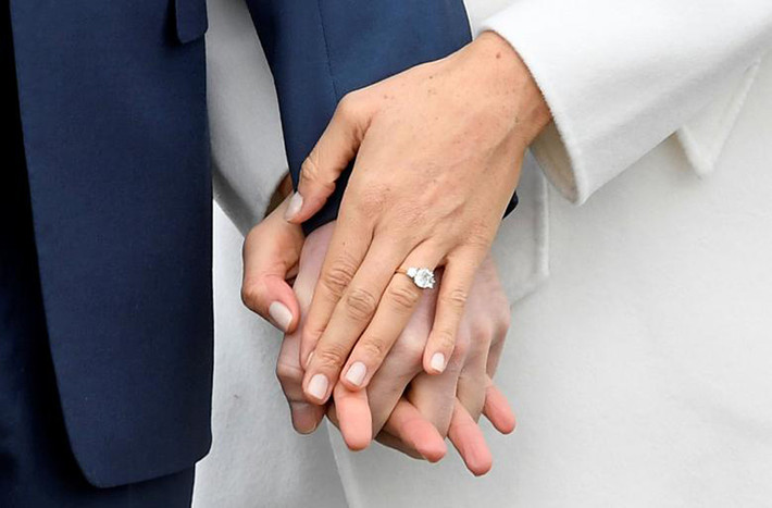 Chiếc nhẫn đính hôn của Meghan. Được biết, chiếc nhẫn đính hôn này gắn ba viên kim cương do chính Hoàng tử Harry thiết kế. Ảnh: Reuters.