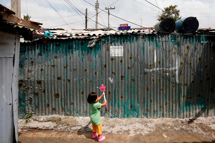 Khu ổ chuột Lindavista có khoảng 200 trẻ nhỏ. Ảnh: Reuters.