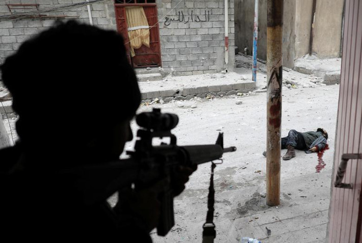Lính đặc nhiệm Iraq bắn chết một chiến binh IS ở thành phố Mosul hôm 3/3. Ảnh: Reuters.