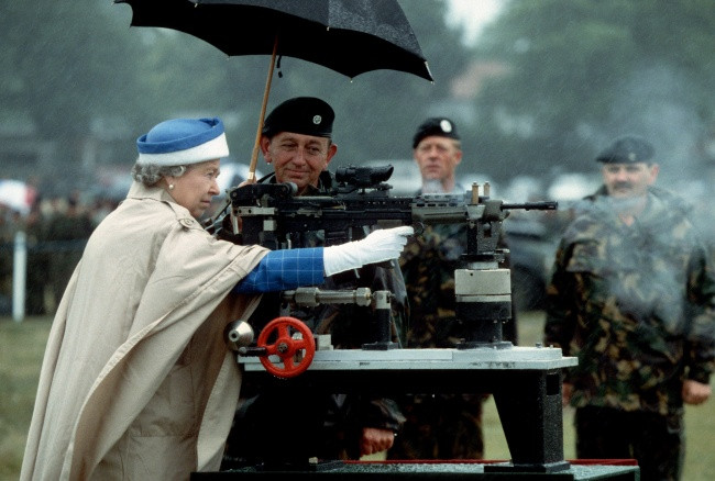 Tổng Tư lệnh của Quân đội Anh là Nữ hoàng Elizabeth II. Bà là người duy nhất được phép tuyên bố chiến tranh hay hòa bình. Ảnh: Nữ hoàng Elizabeth II bắn súng trường ở Surrey, Anh. Ảnh: Bright Side.
