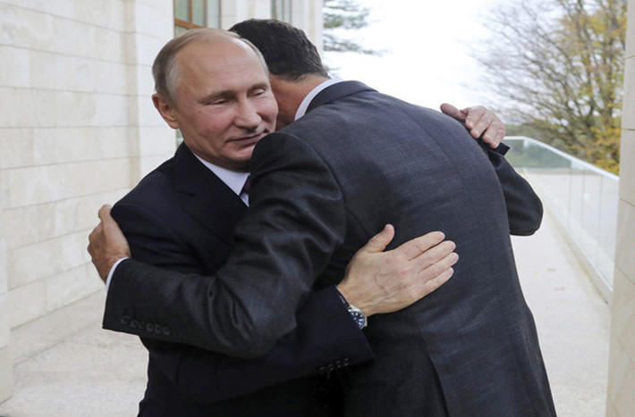 Tổng thống Nga Putin chào đón ông al-Assad tại Sochi. Ảnh: AP.