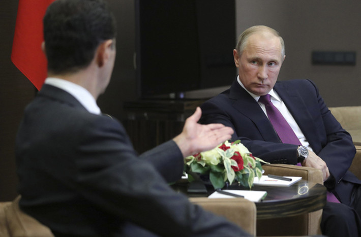 Liên quan đến chuyến thăm Nga bất ngờ của nhà lãnh đạo Syria, AP cho biết, Tổng thống al-Assad đã thảo luận với ông chủ Điện Kremlin về các sáng kiến hòa bình cho đất nước Syria thời hậu chiến. Ảnh: AP.