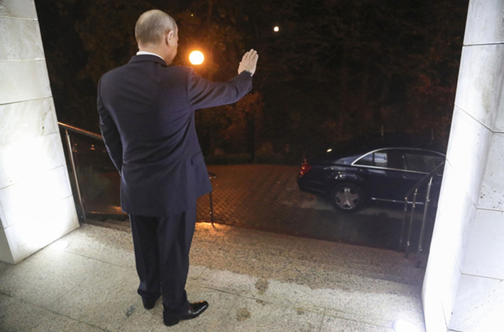 Tổng thống Putin vẫy chào người ông al-Assad sau khi kết thúc cuộc hội đàm ở Sochi ngày 20/11. Ảnh: AP.